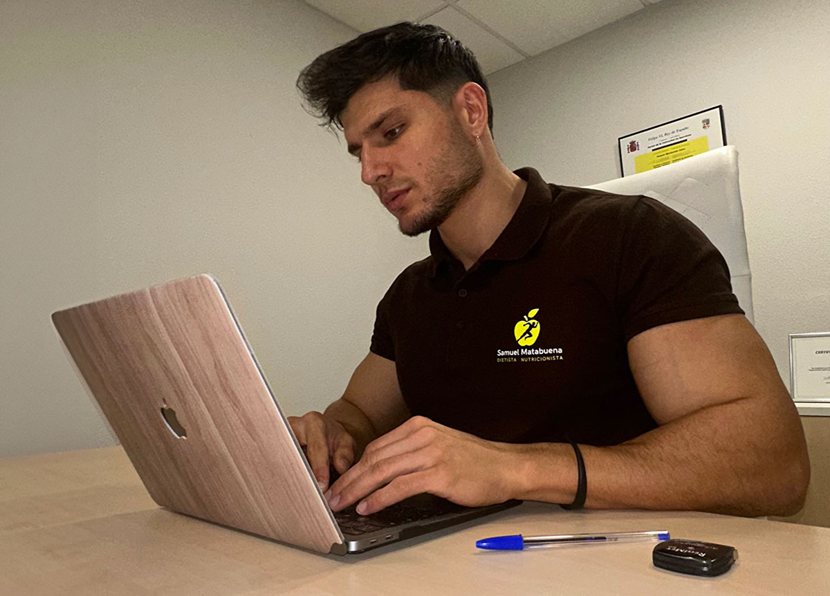 El coach Samu trabajando en su computadora portátil